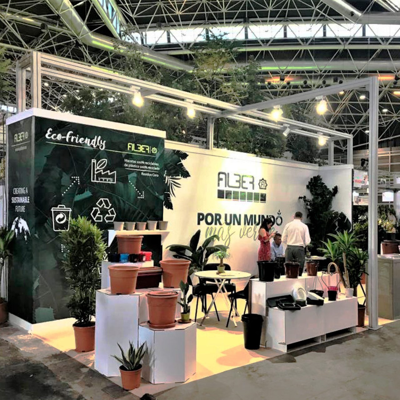 Stand de cartón poligonal geométrico