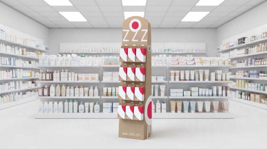 Expositor de ganchos de cartón con producto colgado en una farmacia