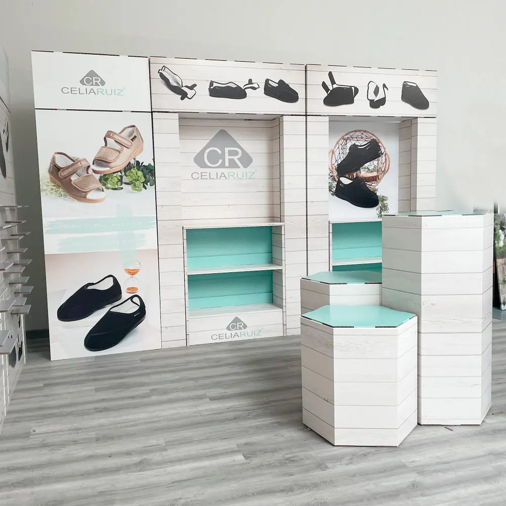 Stand de cartón con tótems y expositores para la marca Celia Ruiz