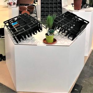 Mostrador de cartón con forma hexagonal gigante