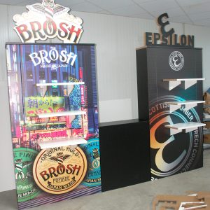 Stand de cartón con estanterías resistente