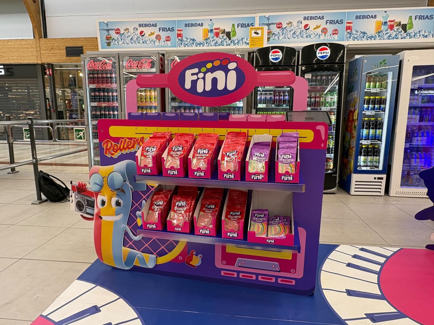 Módulo Rollers del corner Fini en Carrefour con personaje de marca y producto en estantes