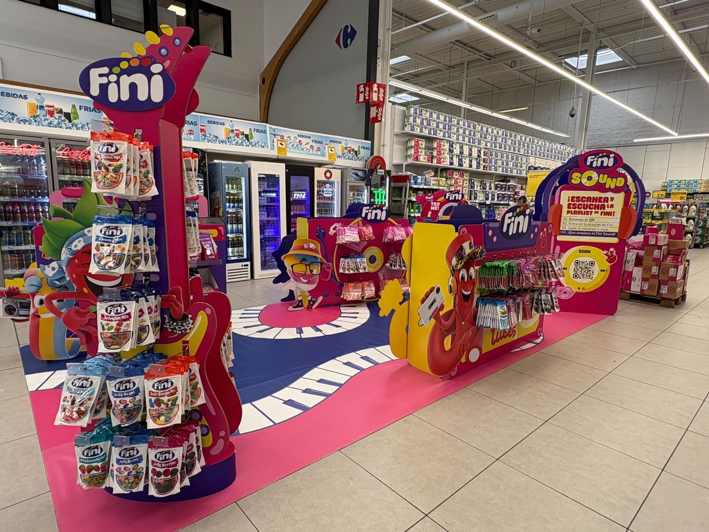 Corner Fini en Carrefour con suelo vinílico rosa y camino de teclas de piano
