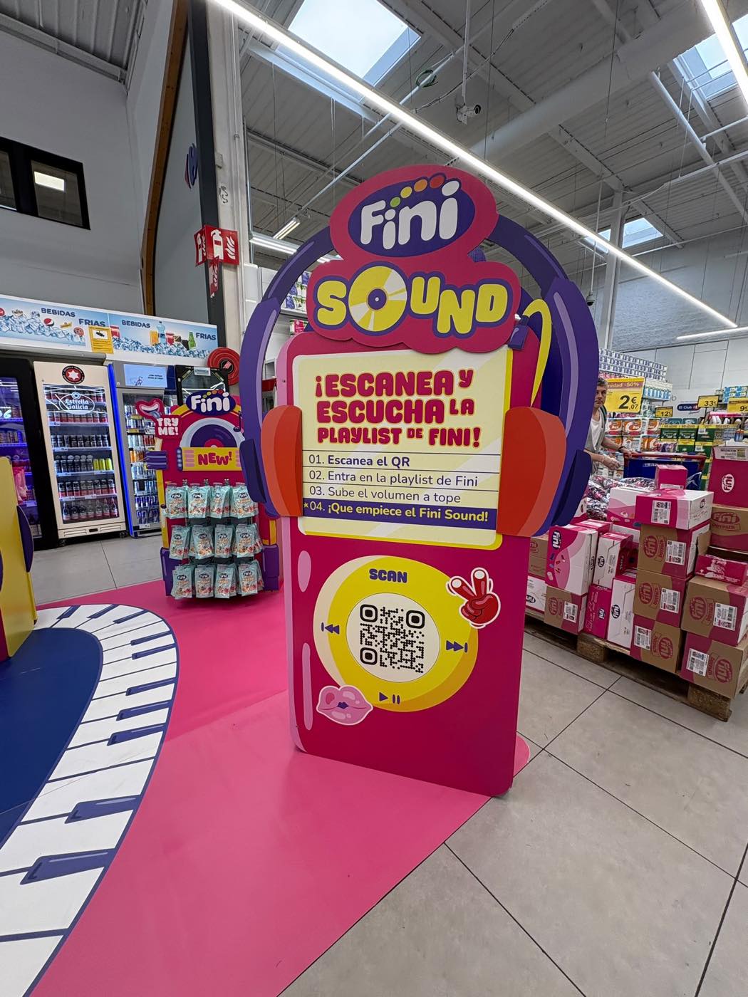 Tótem Fini Sound del corner en Carrefour con código QR para escuchar la playlist de Fini