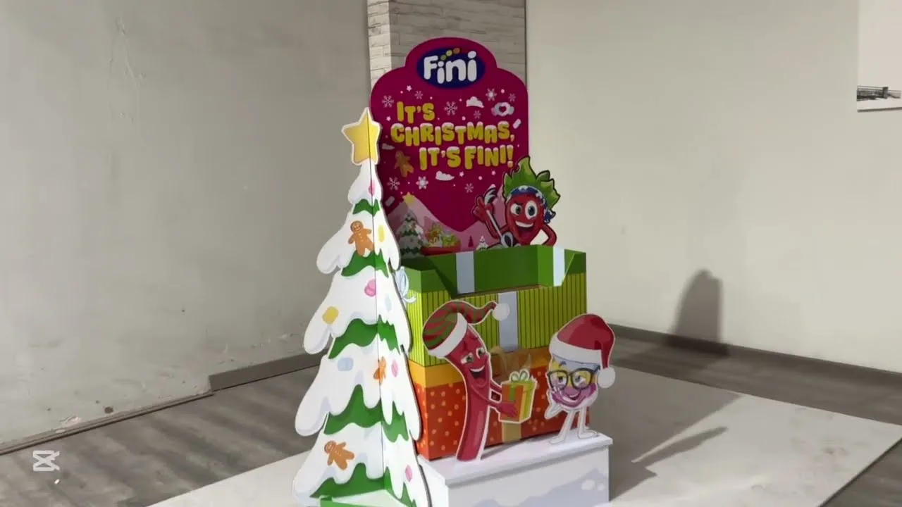 Expositor de cartón de Fini para Navidad, con cabecera «It's Christmas, it's Fini!» y un árbol blanco impreso en el lateral