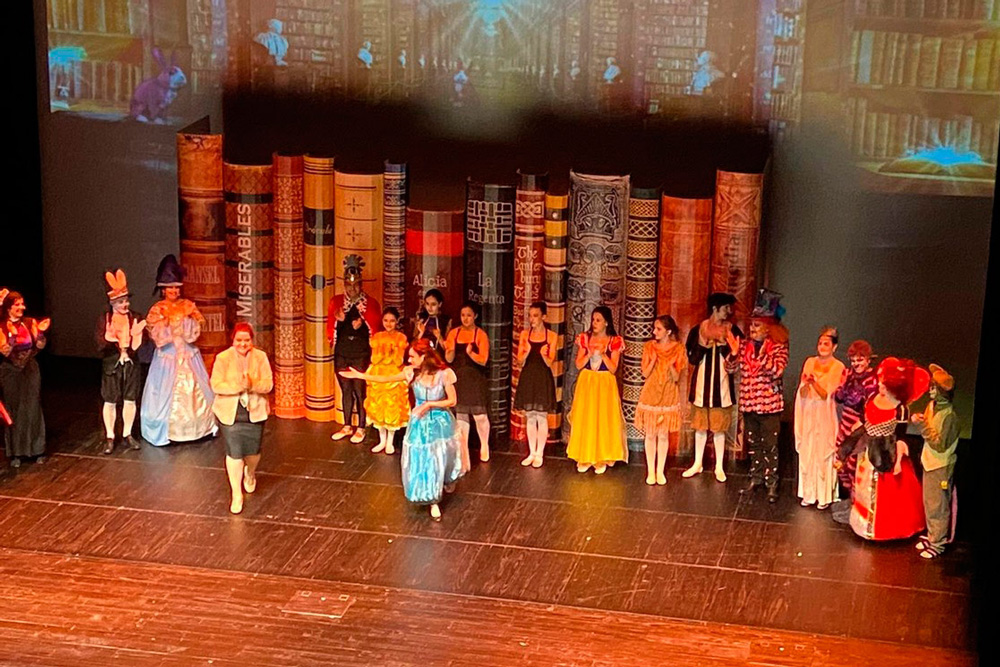 Escenario de cartón montado en el teatro
