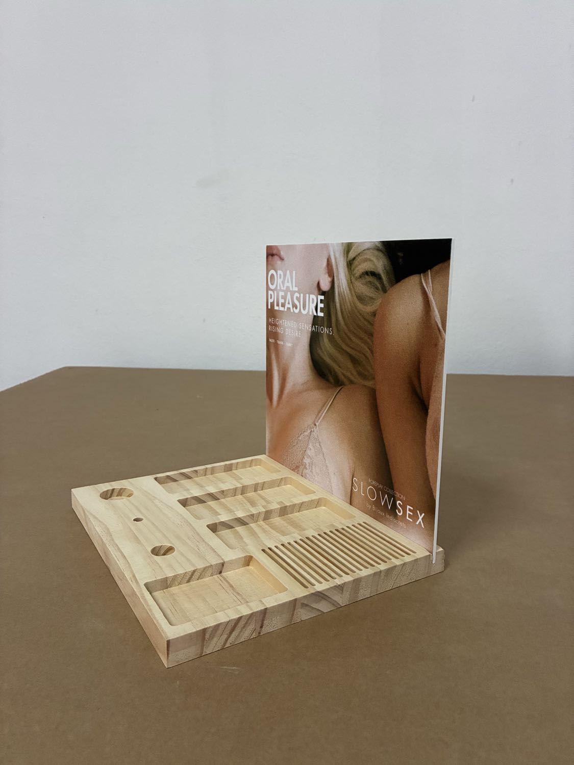 Glorificador de madera de Bijoux con huecos troquelados a medida y gráfica vertical