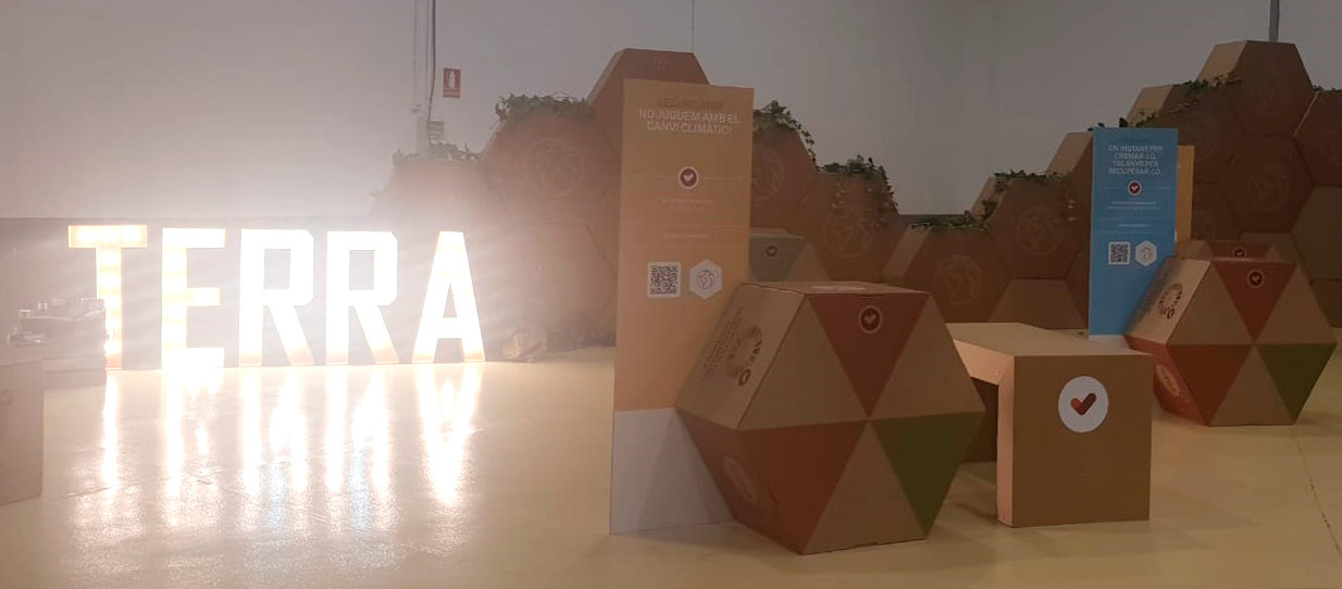 Montaje de hexágonos de cartón en Vic