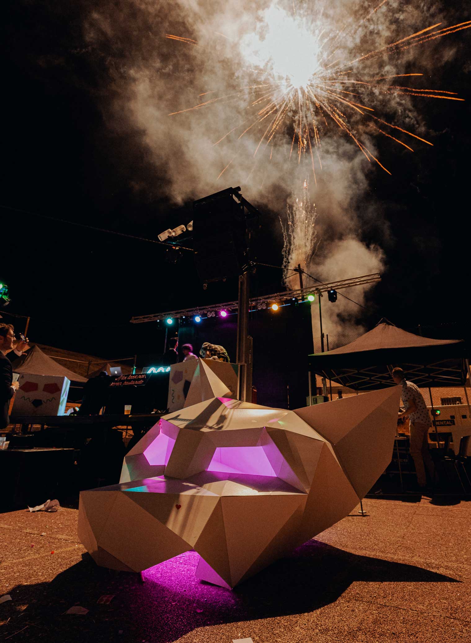 Máscara gigante de cartón terminada para un evento