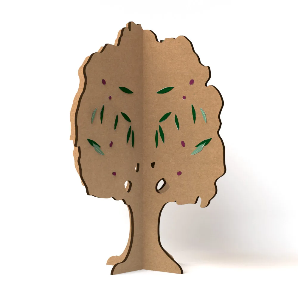 Tótem de cartón kraft con forma de árbol y hojas impresas, de pie sobre fondo blanco